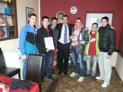 Tim i direktor Ekonomsko-trgovinske skole sa trofejom
