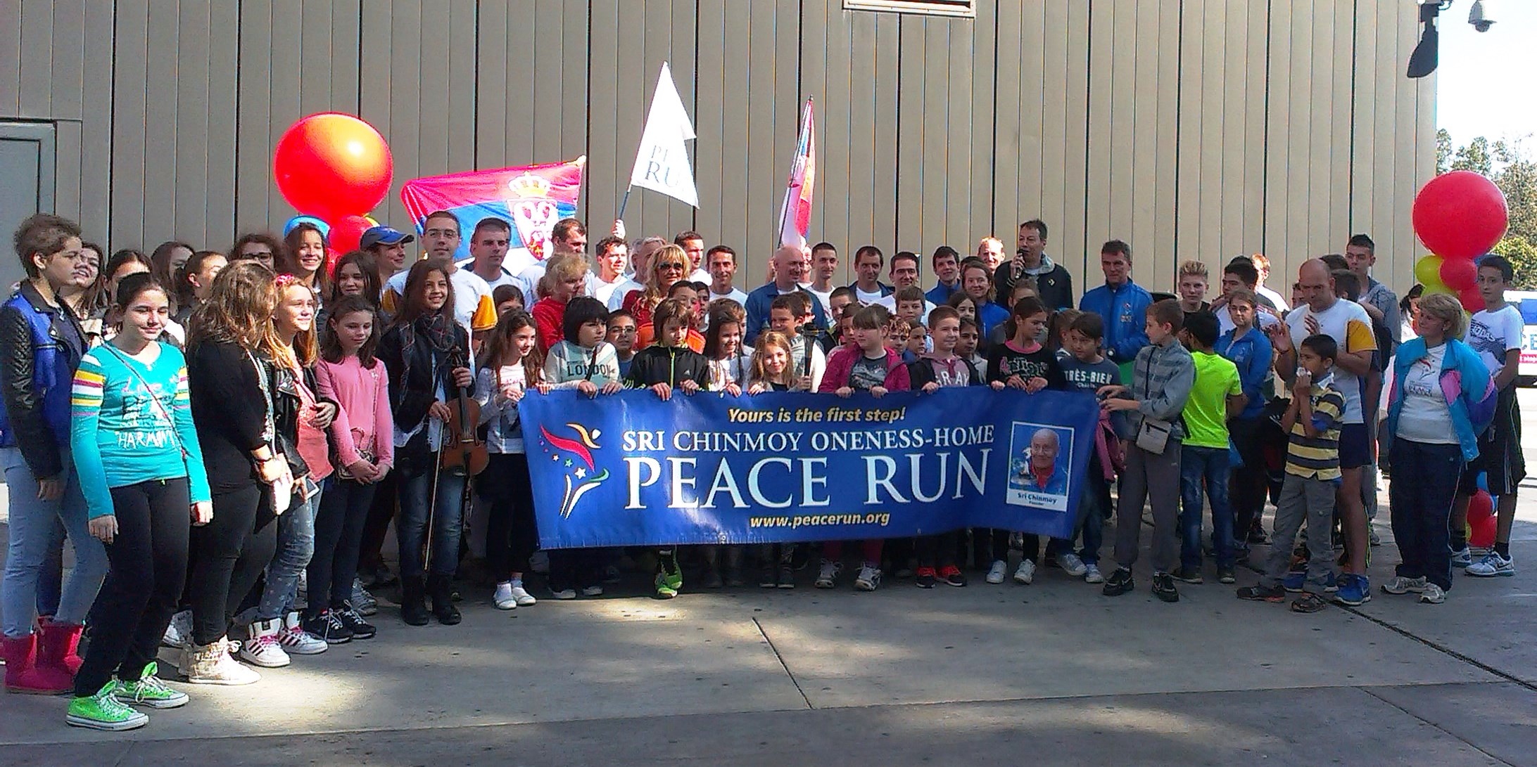 Ucesnici Trke mira ispred USCE Shopping Centra