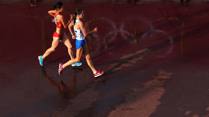 Elena Lashmanova of Russia races with Shenjie Qieyang of China