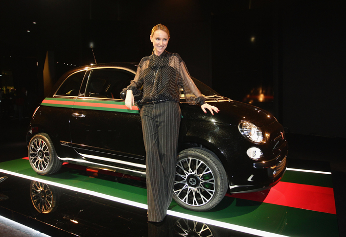 Frida Djanini pored modela Fiat 500 by Gucci