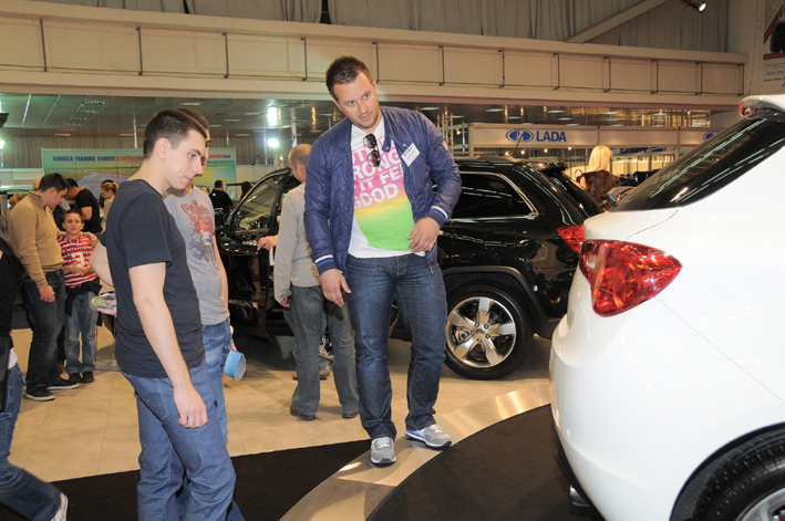 Ivan_Ivanovic_prodaje_automobil_Alfa_Romeo_Giulietta_1