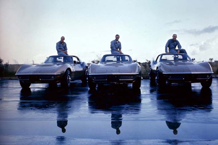 Posada_Apollo_12_Charles_Pete_Conrad_Jr_Richard_Francis_Jr_i Alan Bean LaVern uz Corvette Sting Ray iz 1969.