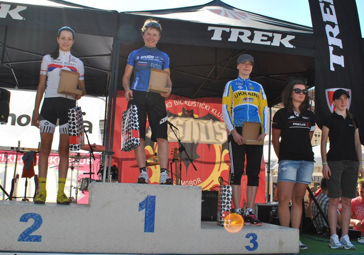 jovana levo na postolju u samoboru