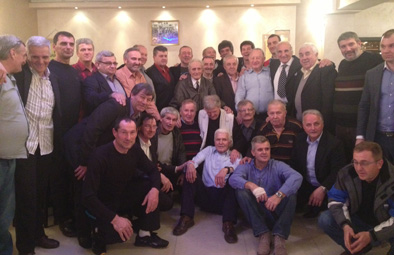 cubric sedi sa sinom radisom sa gostima