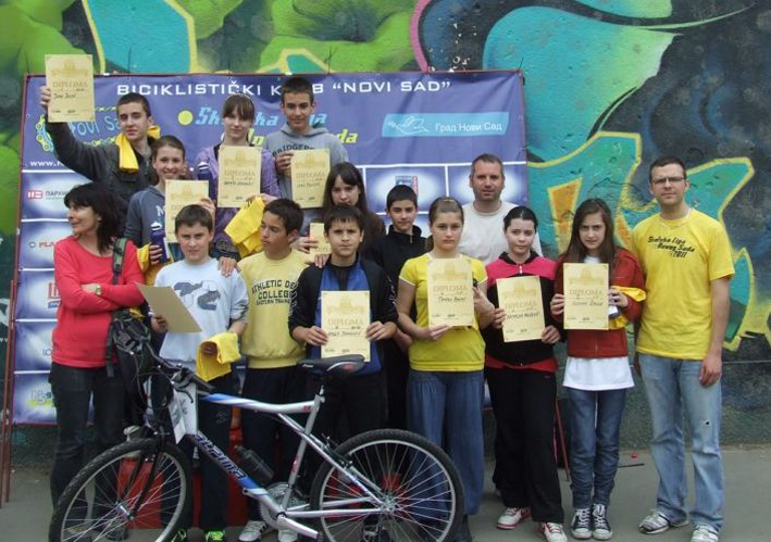 NAJBOLJI SA NEMANJOM VAJSOM DESNO I NASTAVNICIMA OS D.OBRADOVIC