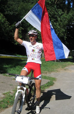 bojan_djurdjic_sa_zastavom