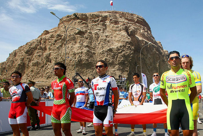 der desno u pozadini na ceremoniji pre etape u cileu