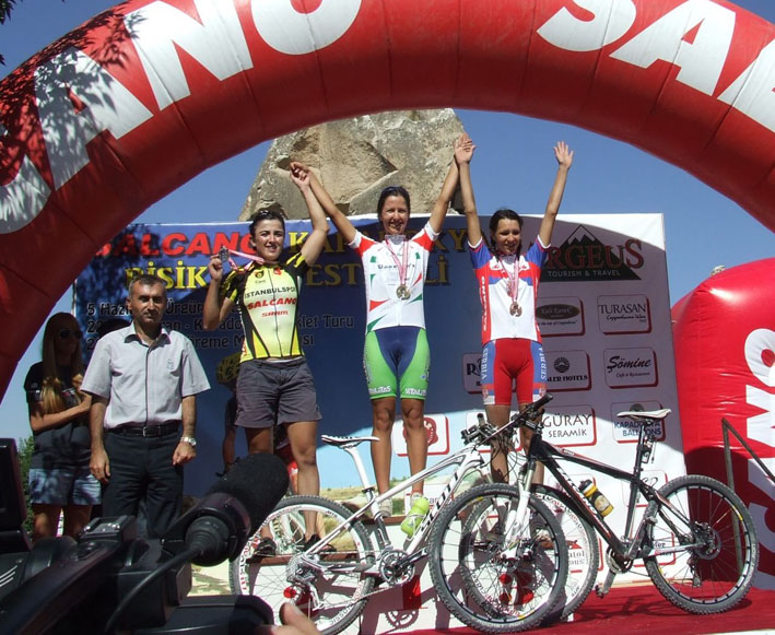 jovana crnogorac desno na postolju