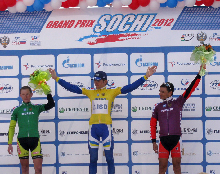 stevic_na_postolju_u_majici_desno