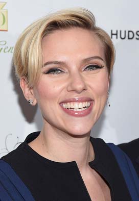 scarlett johanson nasmejana