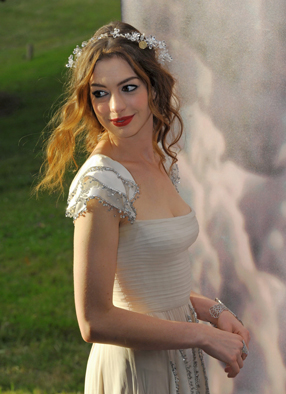 Anne_Hathaway_White_Fairy_Tale_Love_Ball