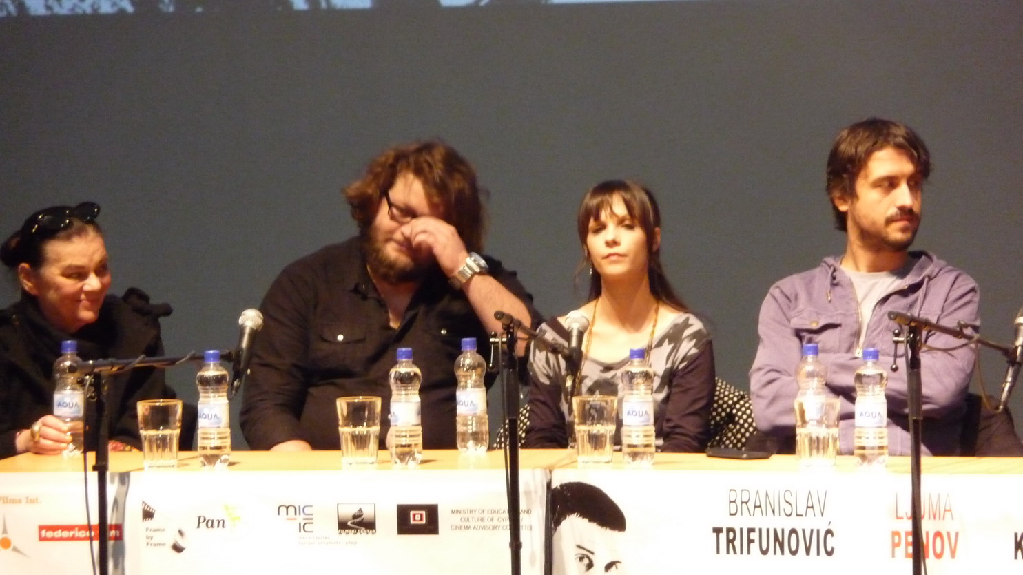 Gospodin Bundalo se hvata za glavu usled gluposti domaćih novinara. Crna_Zorica_2