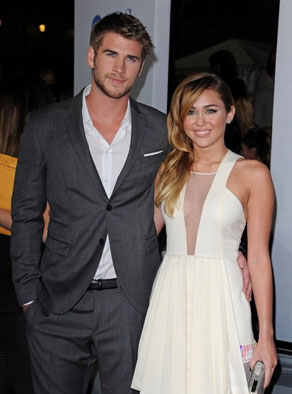 Liam_Hemsworth_Miley_Cyrus_PeopleChoiceAwards2012