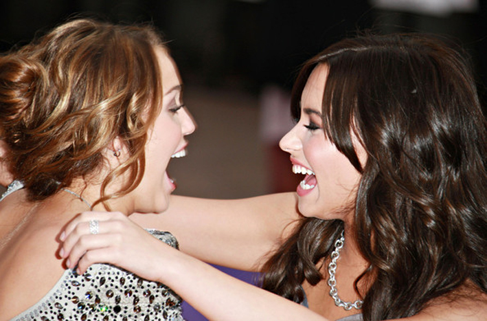 Miley_Cyrus_Demi_Lovato_Hannah_Montana_Movie