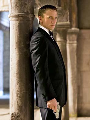 daniel-craig-james-bond-with-gun