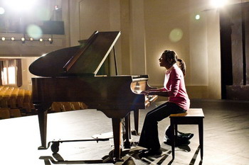 K'o Stevie Wonder. ne, Ray Charles. Ne... ipak je to Elton john. fame-4