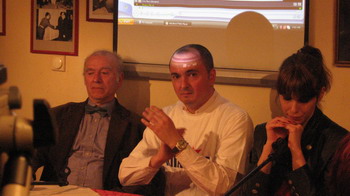 Reditelj zadovoljno trlja ruke plavi_voz_02