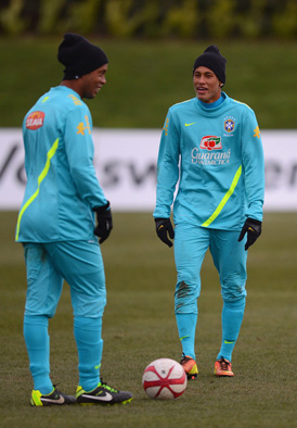 Neymar (R) and Ronaldinho
