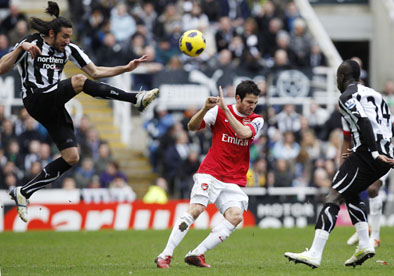 Cesc_Fabregas_Jonas_Gutierrez