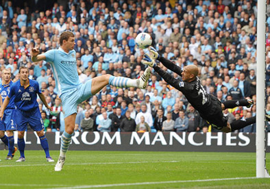 Edin_Dzeko_Manchester _City_Everton_goalkeeper_Tim_Howard