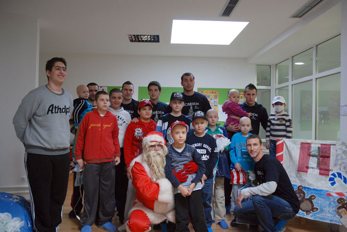 Fudbaleri podelili paketice deci obolejoj od raka 2013
