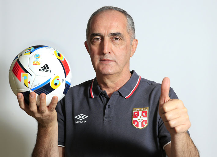 Aca Kovacevic sa zvanicnom loptom turnira UEFA Futsal EURO 2016