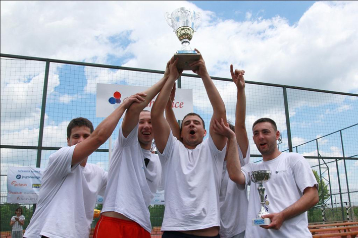 Pobednici humanitarnog turnira BELhospice 2011 - tim kompanije TUV Rheinland