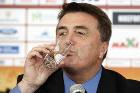 radomir_antic_pije_vodu