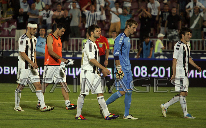 igraci_odlaze_sa_terena_par_sam