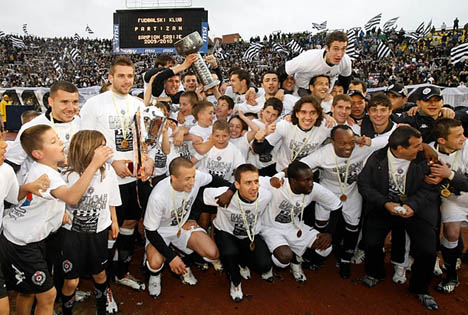 partizan_trofej_partizan_sa_navijacima
