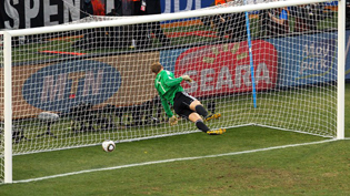 Manuel Neuer Germany lopta iza crte