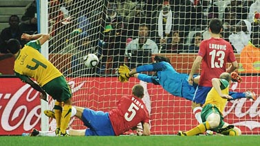 tim_cahil_australija_daje_gol