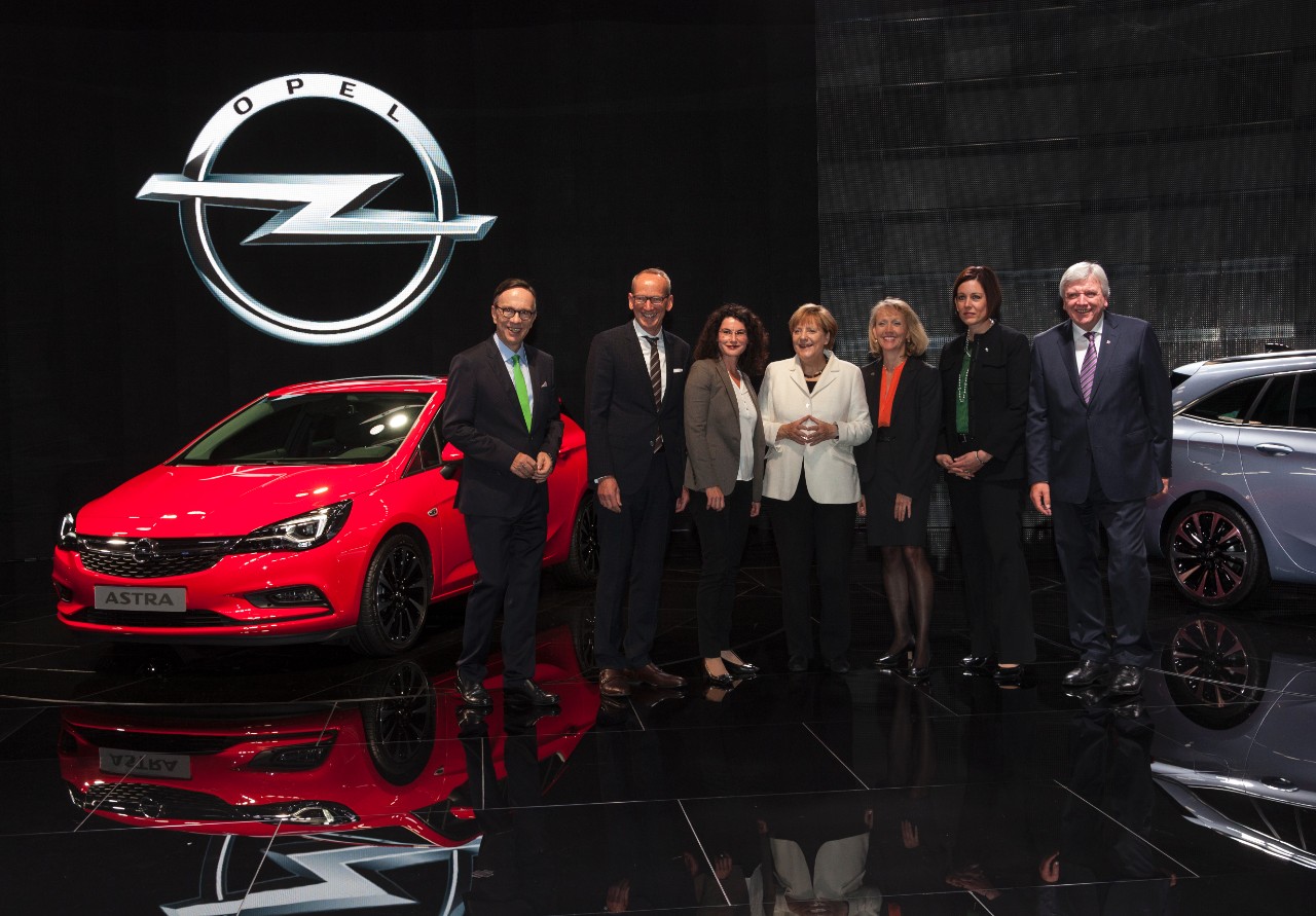 Kancelarka Angela Merkel na Opel standu