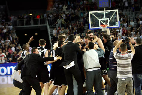 a-partizan_cheering1