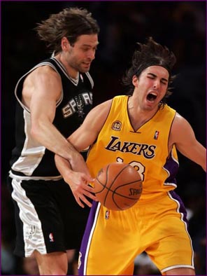 sasha_vujacic_and_fabricio_oberto