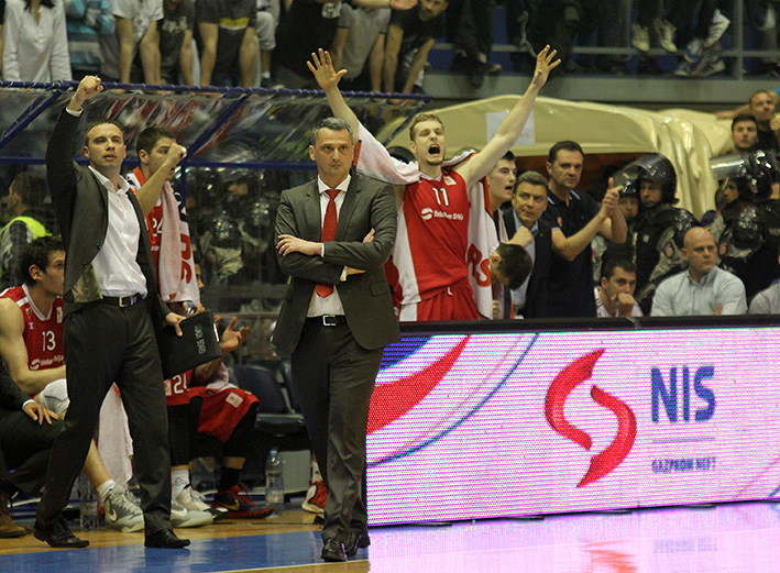 zvezda klupa treca utakmica