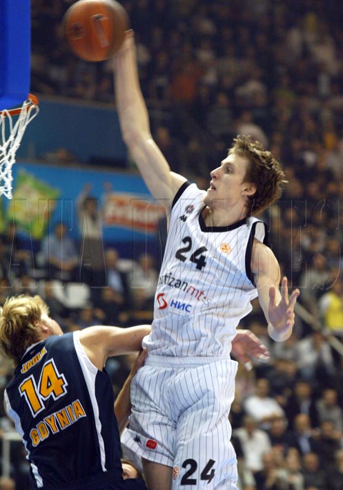 jan_veseli_partizan_aseko_zakucavanje