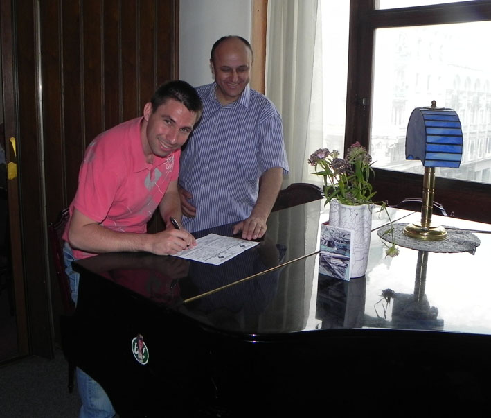 POTPIS NA KLAVIRU CONGOR BARANJ I TRENER BEOGRADA VOJKO PAVLOVIC