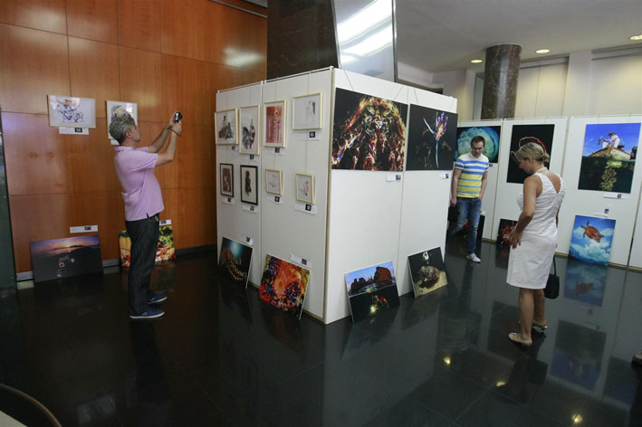 Humanitarna izlozba - KomBank Art Hol Large