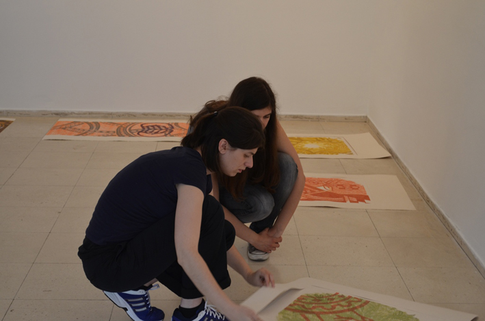 Isidora Papadouli na postavci izlozbe u Galeriji DKSG