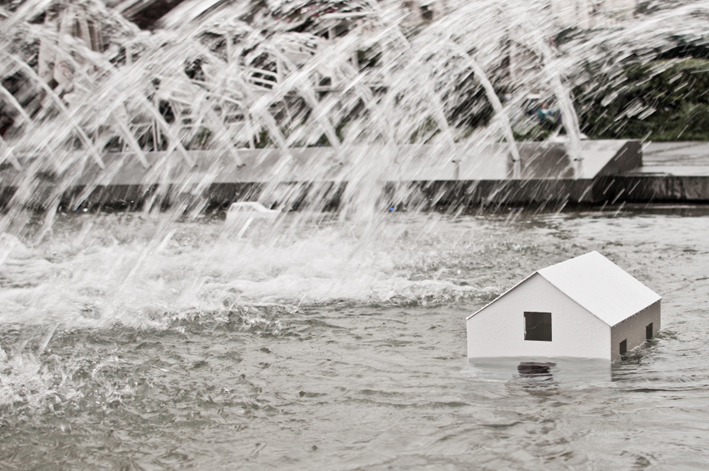 Kisa jos pada Instalacija na Trgu Republike dan