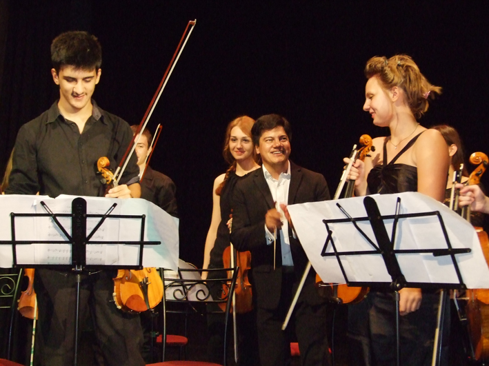 Bruno Campo dirigent sa mladim muzicarima