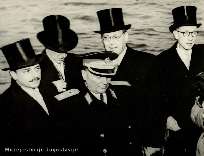 London_U_camcu_Nor_do_Vestminstera_1953_press