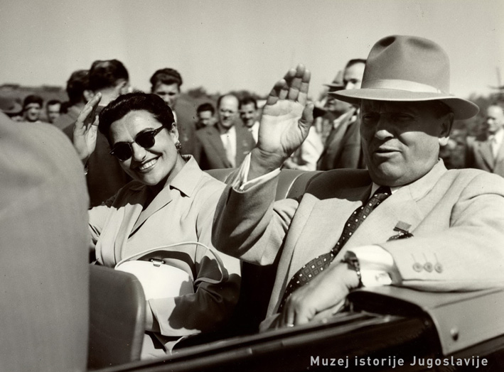 Moskva_3_jun_1956_Tito_Jovanka_odlaze_u_rezidenciju_press