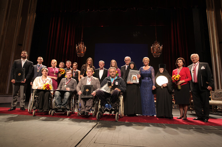 Svi_laureati_Nagrade_Braca_Karic_2012_sa_Milankom_Karic