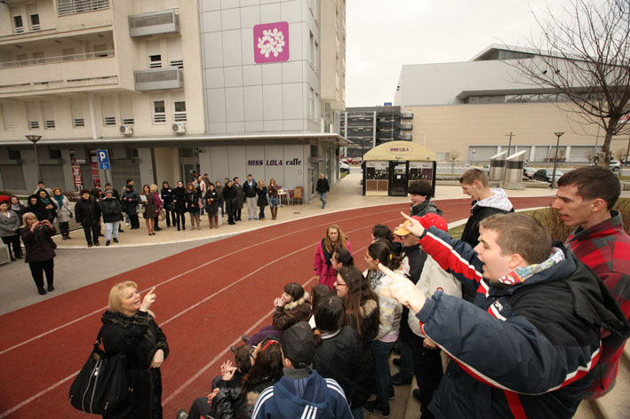 Atmosfera_pred_pocetak__humanitarnog_takmicenja_u_naselju_Belville