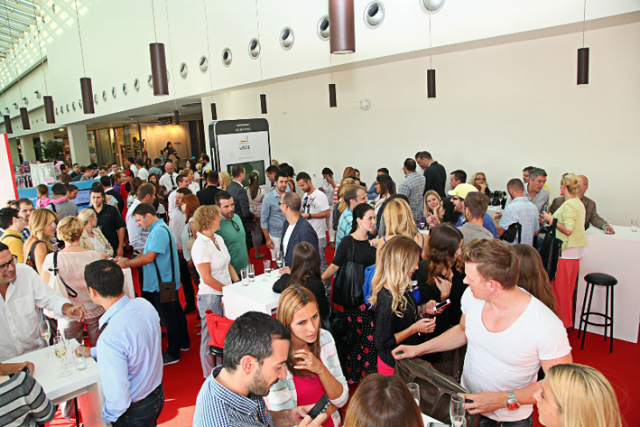 Atmosfera na koktelu u USCE Shopping Centru