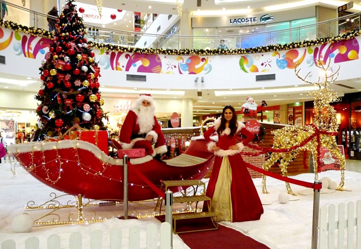 Deda Mraz i Mrazica u atrijumu Delta City-ja