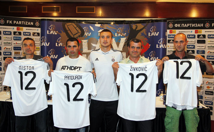 Dobitnici dozivotnih karata sa fudbalerom Partizana Sasom Markovicem