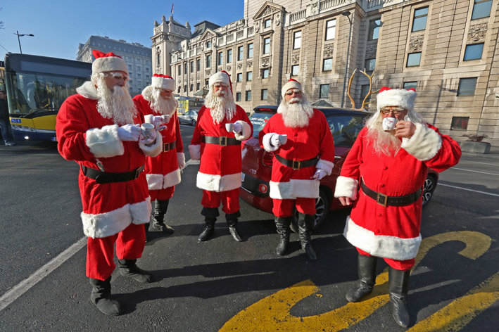 Grand kafa Deda Mrazovi piju kafu